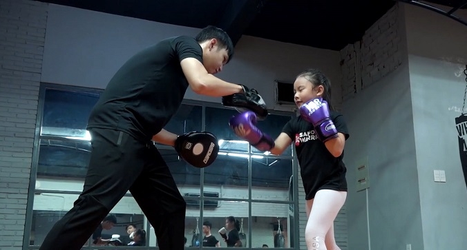 VIDEO: Bé gái 8 tuổi Việt Nam thể hiện kỹ năng đấm bốc 'siêu hạng'