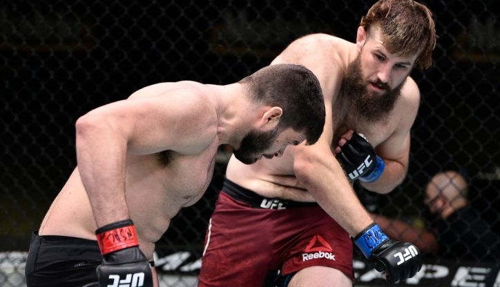 VIDEO: 'Máy ủi' UFC tung 8 cú đấm liên tiếp khiến đối thủ bất tỉnh nhân sự