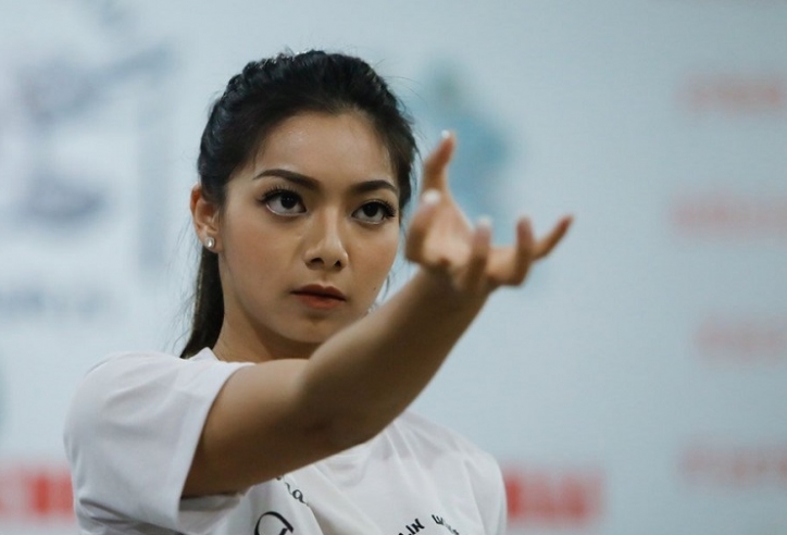 VIDEO: Con gái xinh đẹp của Chưởng môn Vịnh Xuân thi triển võ thuật cao cường
