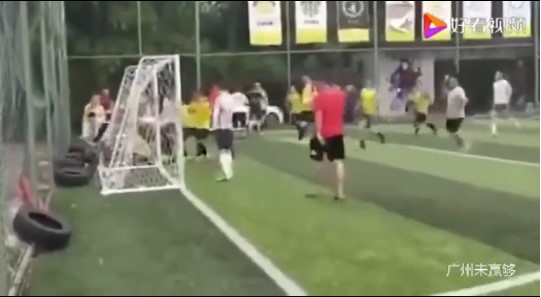 VIDEO: Cầu thủ Trung Quốc 'bỏ bóng đá người' như phim hành động