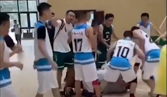 VIDEO: Cầu thủ bóng rổ Trung Quốc lao vào đánh trọng tài nhập viện