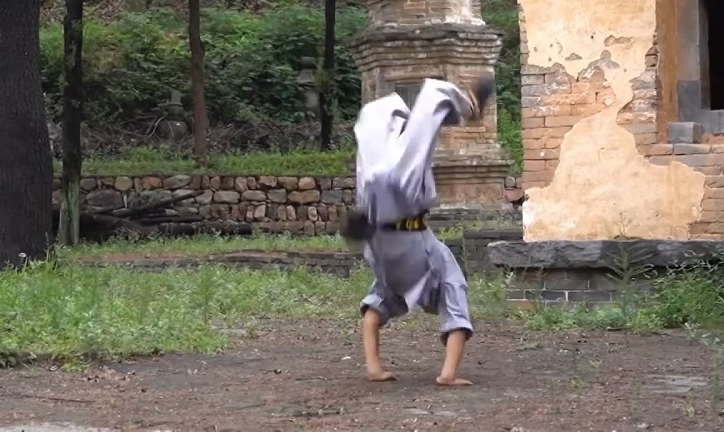 VIDEO: Cậu bé Thiếu Lâm 9 tuổi thể hiện kỹ năng võ thuật điêu luyện