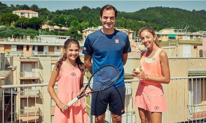 VIDEO: Roger Federer đánh tennis với 2 bé gái trên mái nhà
