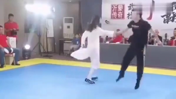 VIDEO: Cao thủ Trung Quốc dùng 'siêu năng lực' hạ gục 4 võ sĩ lực lưỡng