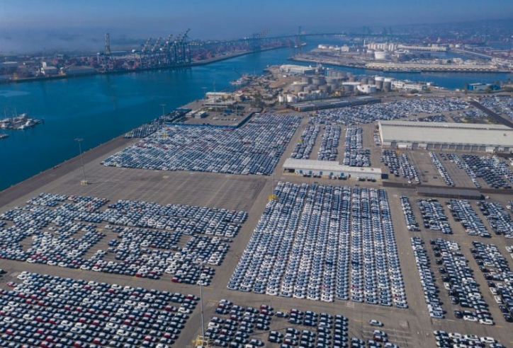 Hàng nghìn ô tô nhập khẩu 'lênh đênh' trên biển tại Mỹ