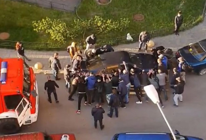 Video: 50 người cùng khiêng ô tô 'vướng' đường xe cứu hỏa