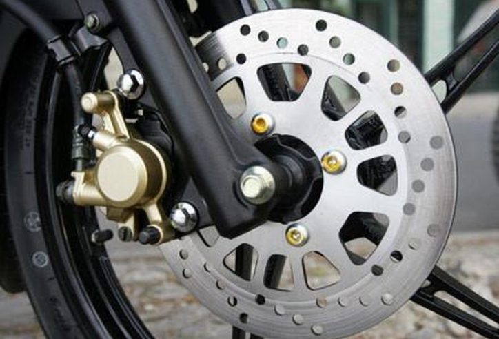 Tại sao có nhiều lỗ nhỏ trên phanh đĩa xe máy?
