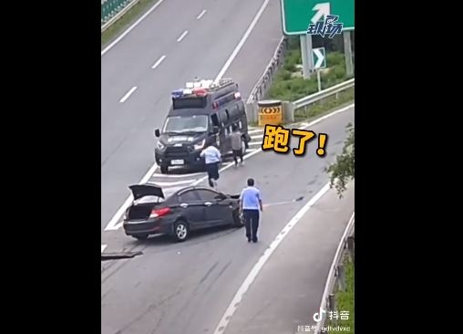 Gây va chạm, chủ xe nảy ý cướp ô tô cảnh sát để trốn thì bị đánh 'túi bụi'