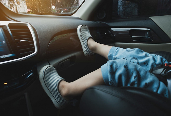 Vì sao không nên để trẻ em ngồi hàng ghế trước trên xe ô tô?