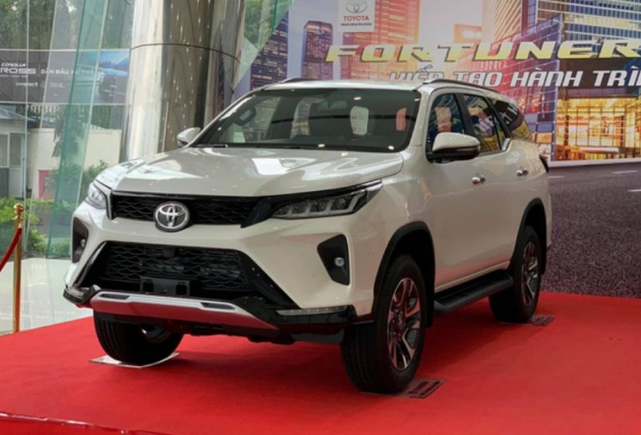 Toyota Fortuner Legender 2021 ùa về đại lý, giá từ 1,195 tỷ VNĐ