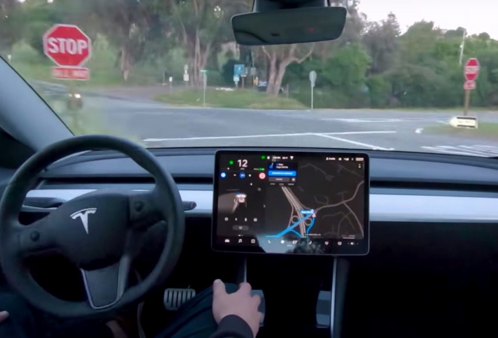 Video: 13 triệu lượt xem ô tô điện Tesla tự lái hoàn toàn