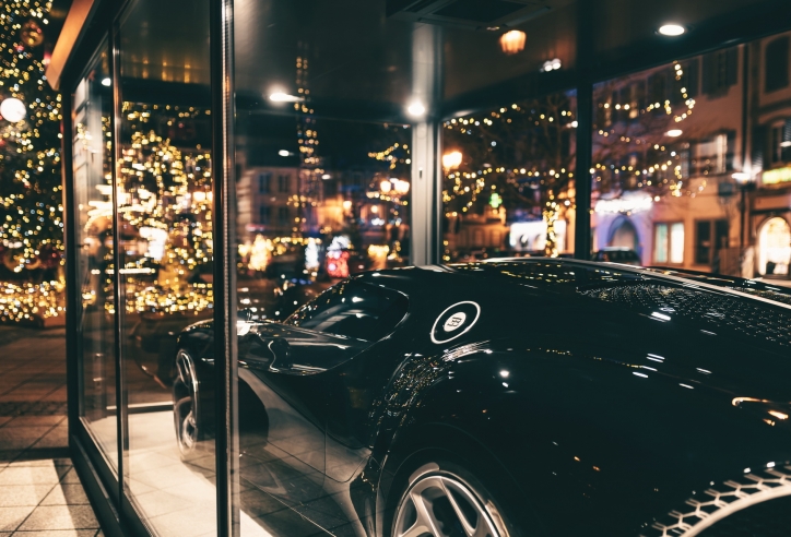 Ngắm siêu xe Bugatti làm vật trang trí Noel đắt nhất hành tinh