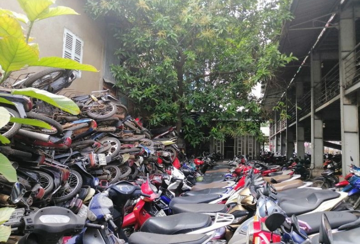 Loạt xe máy vô chủ, xếp chồng chéo nhau tại bến xe ở Sài Gòn
