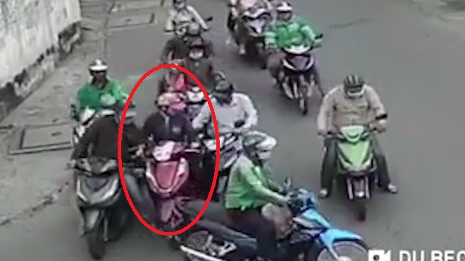 VIDEO: 15 tên cướp 'bao vây' người phụ nữ ngay trên phố SG
