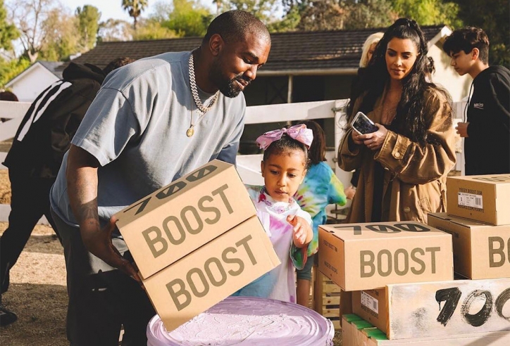 Kanye West bán giày Yeezy 700 v2 “Geode” như bán nước chanh