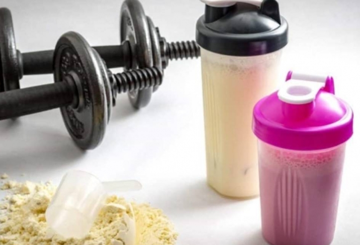 Tập gym để tăng cân nên chọn sữa tăng cân hay whey protein?