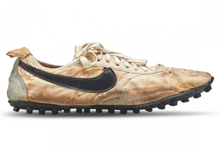 Một đôi giày cũ của Nike được định giá hơn 437 nghìn đô la Mỹ