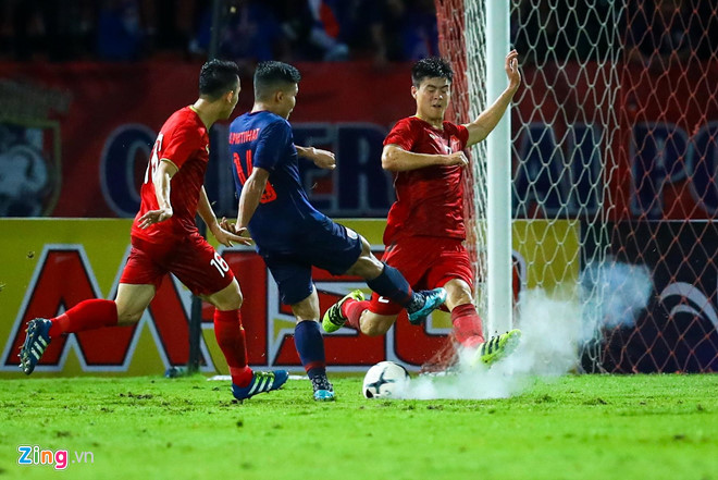 Bóng thi đấu bốc cháy khi Duy Mạnh cản phá trong trận gặp Thái Lan