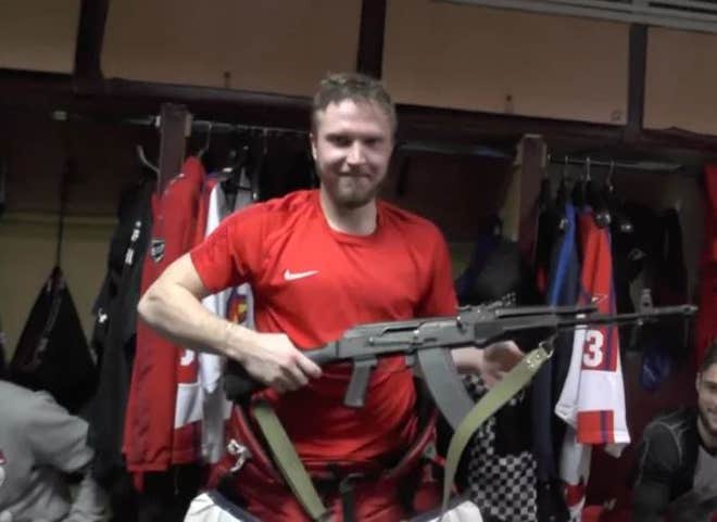 Đội Khúc Quân Cầu Nga tặng AK-47 cho cầu thủ chơi hay nhất