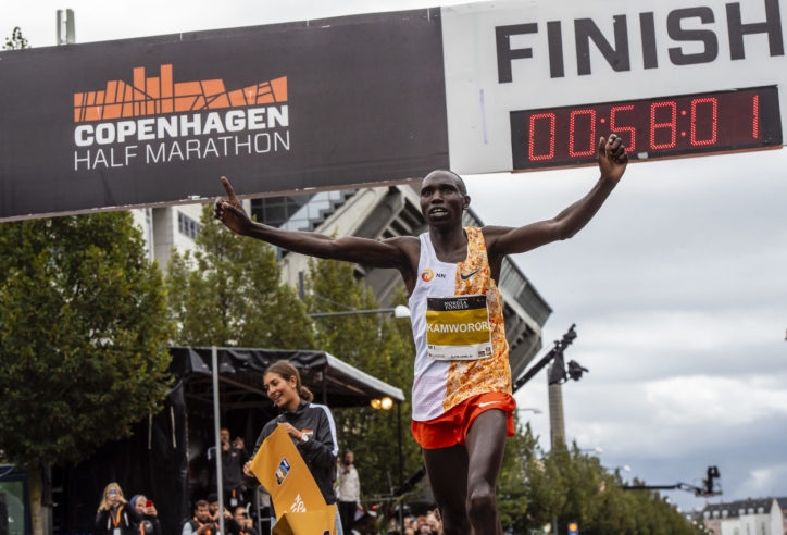 Chạy 21,1 km trong 58 phút, VĐV Kenya gây sốc với kỷ lục thế giới mới
