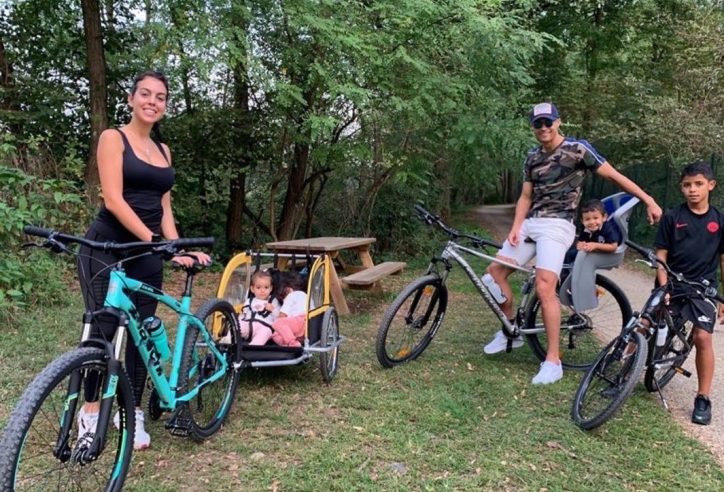 C. Ronaldo cùng bạn gái đạp xe chở các con đi dã ngoại