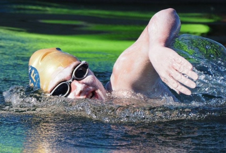 Thoát khỏi Ung Thư, người phụ nữ Mỹ lập KLTG bơi 135 km liên tục