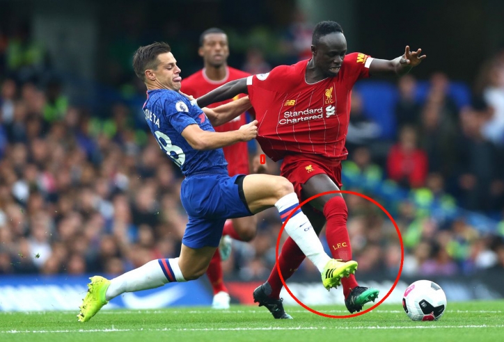 Tiết lộ lý do Liverpool phải thay màu tất trong trận gặp Chelsea