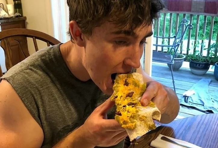 Chàng trai Mỹ tập thể hình ăn côn trùng thay thịt gây sốt