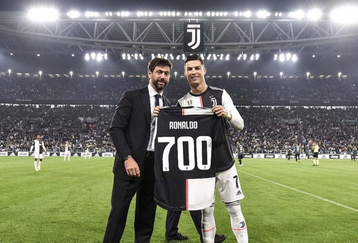 C. Ronaldo nhận chiếc áo đặc biệt từ chủ tịch Juventus