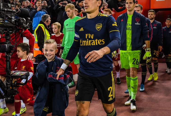 Sao Arsenal khoác áo cho cậu bé mascot bị lạnh 