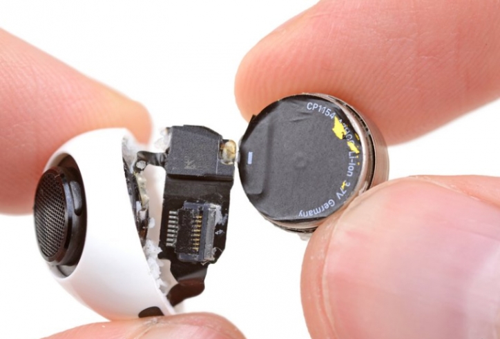 Mổ xẻ tai nghe Apple Airpods, phức tạp gần như không thể sửa