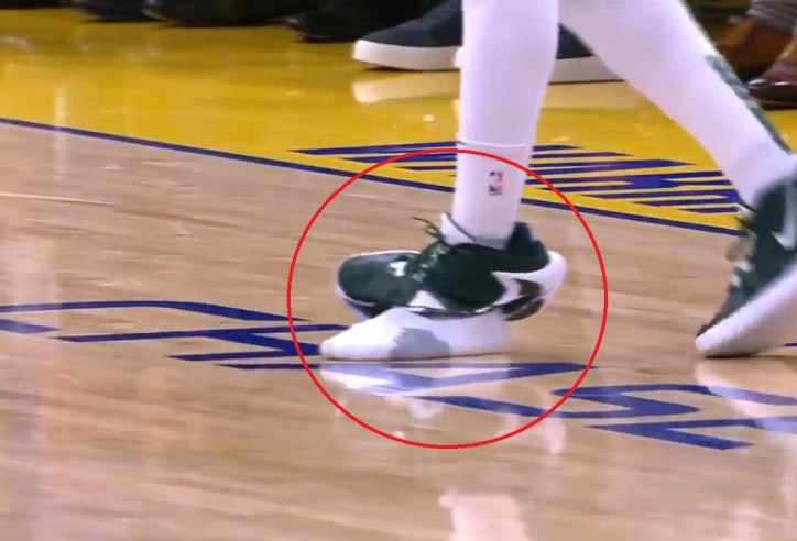 Giày bóng rổ Nike rách 'toang' giữa trận đấu