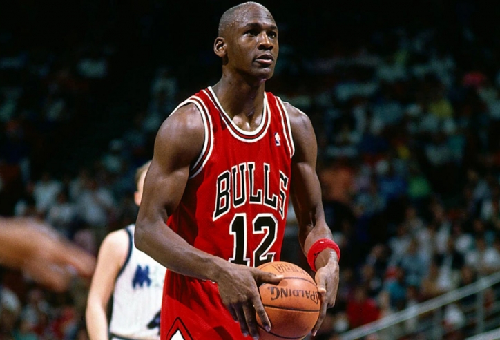 Bóng có chữ kí của Michael Jordan giá hơn 140 triệu đồng