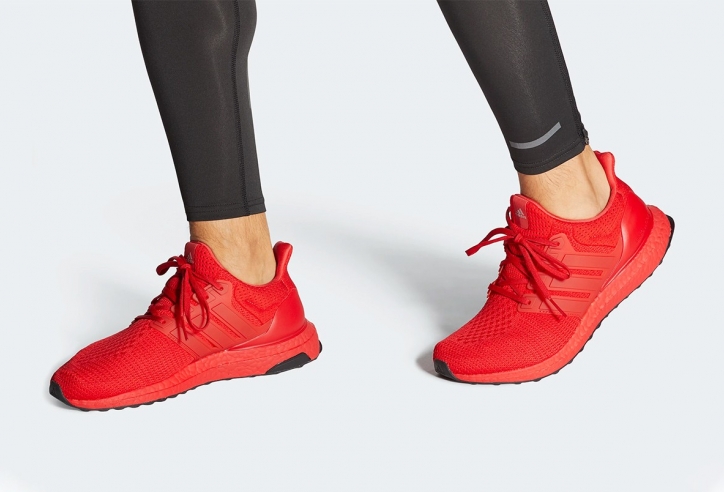 Adidas ngược về 2015 với UltraBoost siêu đỏ