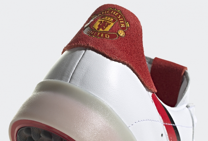 Logo Manchester United xuất hiện trên giày Golf của Adidas