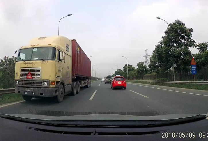Xe tải hồn nhiên đi ngược chiều trên Đại lộ Thăng Long 