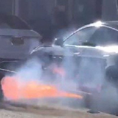 Chiếc Tesla Model S tự bắt lửa bốc cháy không rõ nguyên do