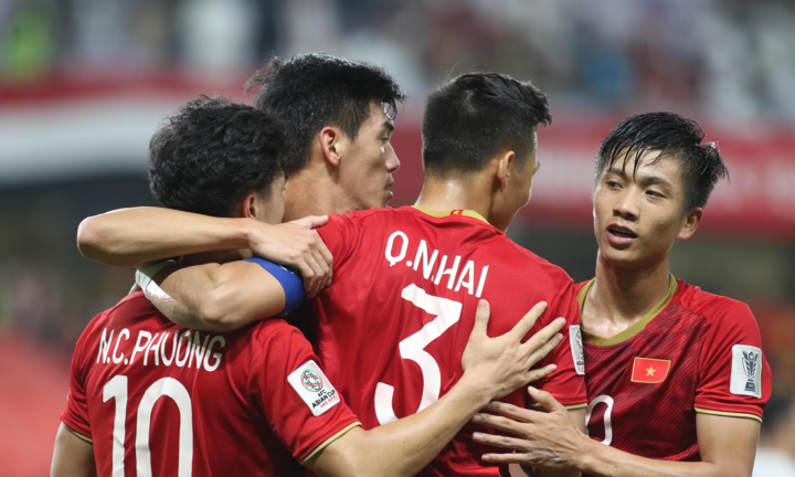 Các cầu thủ Việt Nam ôm nhau ăn mừng khi giành vé vào vòng 1/8