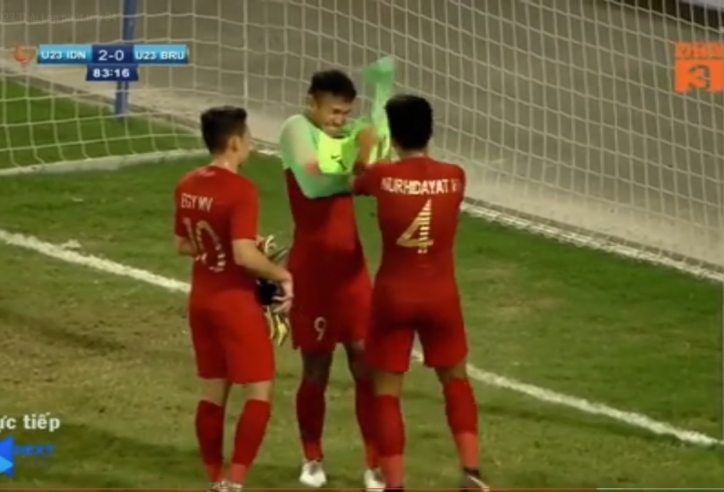 VIDEO: Thủ môn 'bất đắc dĩ' của U23 Indonesia cản phá thành công quả penalty