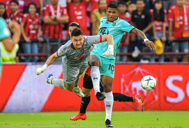 'Messi Lào' lập siêu phẩm, đội bóng của Văn Lâm thảm bại ngay trên sân nhà