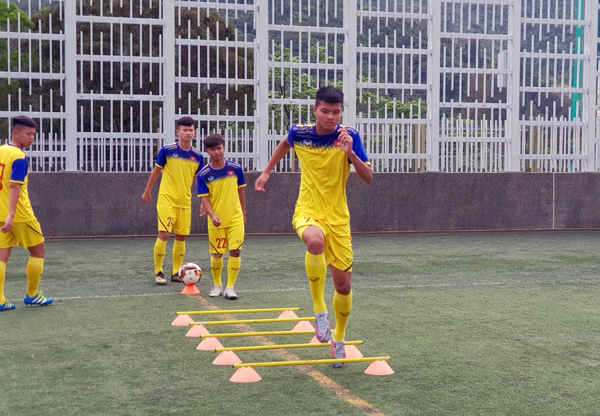 U18 Việt Nam tập làm quen sân, sẵn sàng đối đầu U18 Singapore