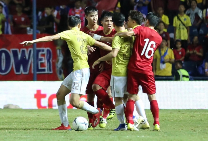 VIDEO: Các tình huống chơi xấu của Thái Lan với cầu thủ Việt Nam
