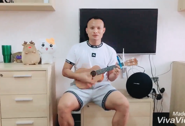 VIDEO: Trọng Hoàng cực đáng yêu khi tự đánh đàn hát tặng sinh nhật vợ