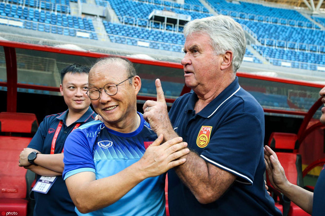 VIDEO: Ông Park xúc động cúi chào HLV Guus Hiddink sau trận đấu với U22 Trung Quốc