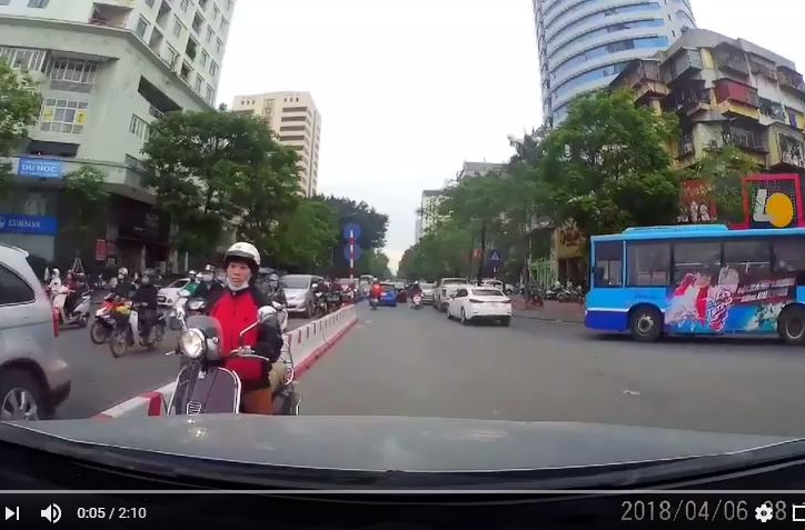Đi ngược chiều, nữ 'Ninja' nhận ngay một bài học từ tài xế