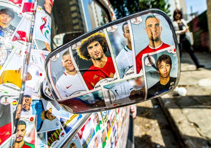 'Fan cuồng' World Cup - Dán kín xe bằng 15.000 miếng dán hình cầu thủ