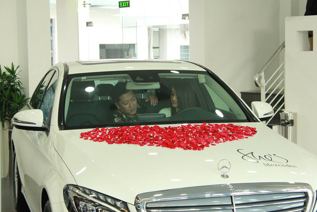 'Soi' chiếc xe bạc tỷ mà Trường Giang đã tặng Nhã Phương