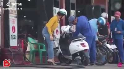 Đi xe máy điện vào đổ xăng, cô gái khiến nhân viên cây xăng bối rối