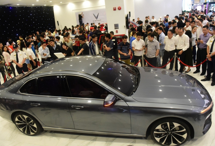 Lượng khách quá đông, VinFast thông báo tăng thêm thời gian triển lãm xe tại TP HCM