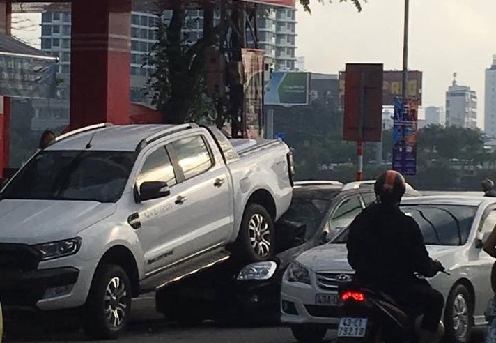 Tai nạn hi hữu: Ford Ranger lùi bẹp đầu xe Kia Carens tại Đà Nẵng